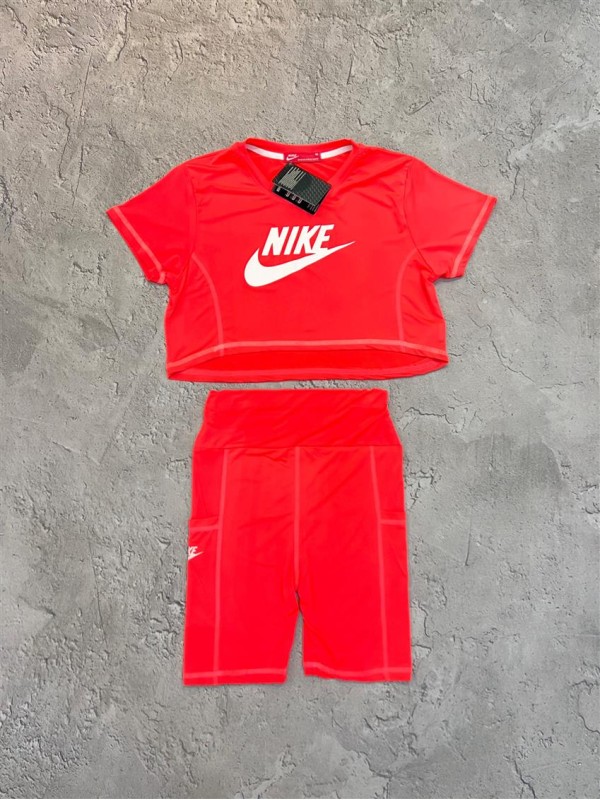 ست ورزشي زنانه زنانه كراپ و شلوارك NIKE